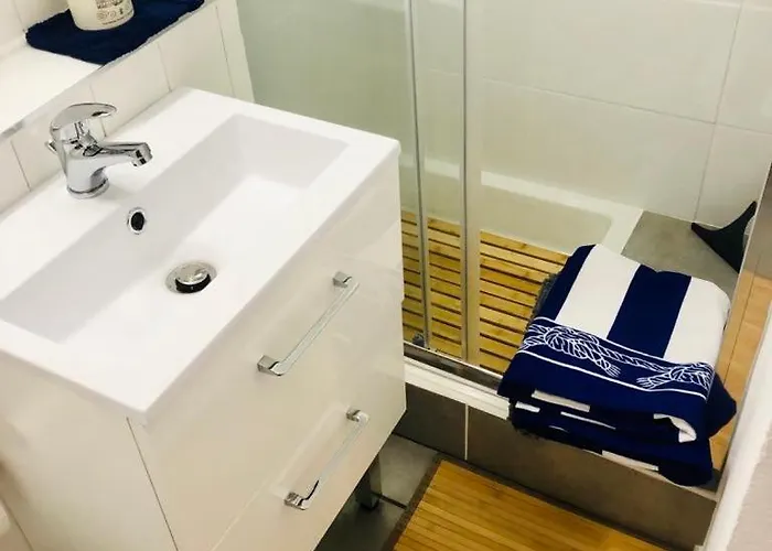 Stylish Close To In With Pool Apartman *
