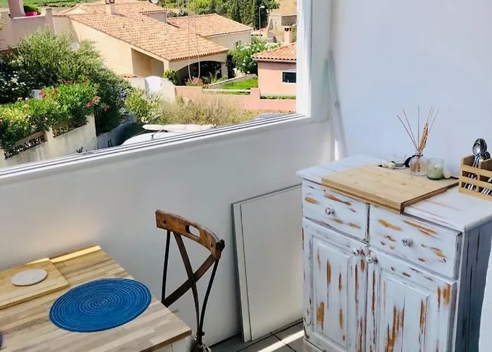 Apartman Stylish Close To In With Pool