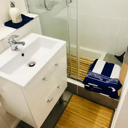 Stylish Close To In With Pool Apartment *